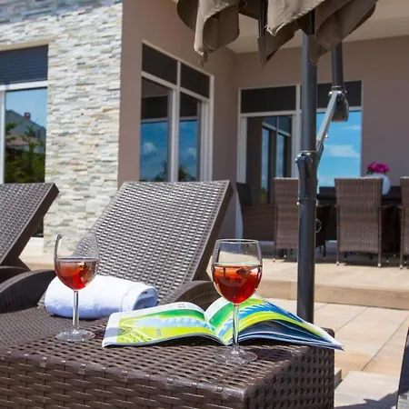 Isabella Опатия